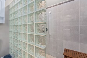 Shower, hair dryer, towels - Little Martha Lakefront, Private Fenced Yard, Pool Table, AC (Mercer)