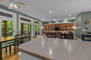 Smart TV, books - Little Martha Lakefront, Private Fenced Yard, Pool Table, AC (Mercer)