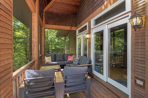 Terrace/patio - Little Martha Lakefront, Private Fenced Yard, Pool Table, AC (Mercer)