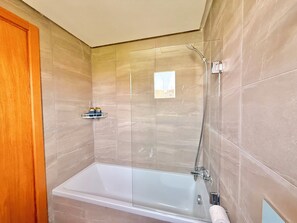 Doccia, asciugacapelli, asciugamani, sapone