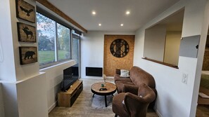 TV - Urban & green stay: downtown and nature (Pau)