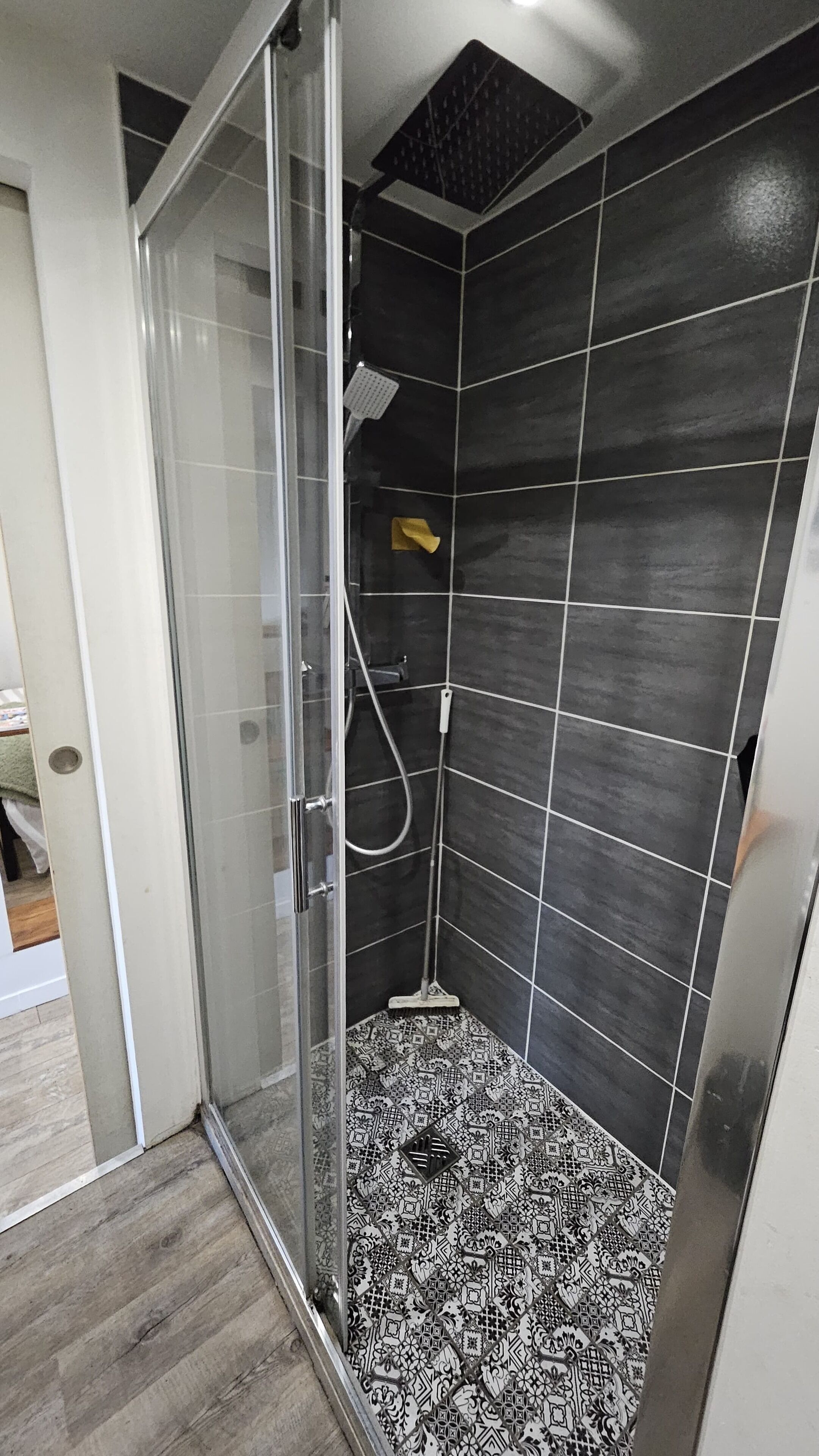 淋浴设施、吹风机、毛巾、肥皂