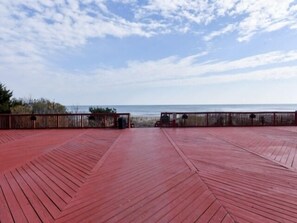 Terrace/patio - Spacious 2 BR 2 Bath Condo Ocean Front  with Pool, WiFi, Gameroom, Tennis (Ocean City)
