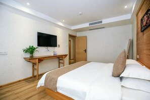 Deluxe One-Bedroom Family Suite with Bathtub | Desk, blackout drapes, soundproofing, free WiFi - Tea House Inn West Street Yangshuo (Guilin)