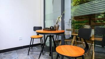 Dobbeltværelse - balkon - bjergudsigt | Udendørs spisemuligheder