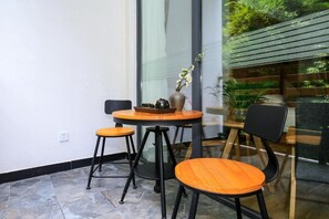 Dobbeltværelse - balkon - bjergudsigt | Udendørs spisemuligheder