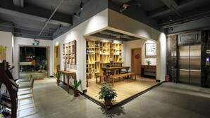 Un intérieur moderne avec un plancher en bois, un espace salon central et une bibliothèque.