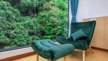 Honeymoon tweepersoonskamer | Een bureau, verduisterende gordijnen, geluiddichte muren, gratis wifi
