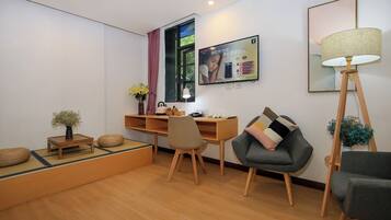 Junior-Suite | Wohnzimmer | Fernseher