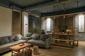 Lobby sitting area - Tea House Inn West Street Yangshuo (Guilin)