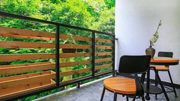 Dobbeltværelse - balkon - bjergudsigt | Udendørs spisemuligheder