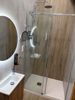 Shower, hair dryer, towels, soap - Sliema Seafront Balcony Suite (Sliema)