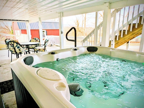 Hot Tub! Arcade! Walk to Everything! Historic home perched atop Main Street!