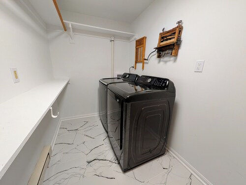 Hot Tub! Arcade! Walk to Everything! Historic home perched atop Main Street!