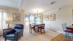 Dining - 2-bedroom Apartment in Beautiful Stonington Boro (Stonington)
