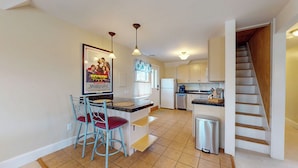 Coffee/tea maker, fridge, microwave, oven - 2-bedroom Apartment in Beautiful Stonington Boro (Stonington)