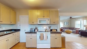 Coffee/tea maker, fridge, microwave, oven - 2-bedroom Apartment in Beautiful Stonington Boro (Stonington)