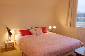 3 多间卧室、熨斗/熨衣板、上网接入、床单