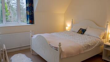 3 bedrooms, iron/ironing board, internet, bed sheets