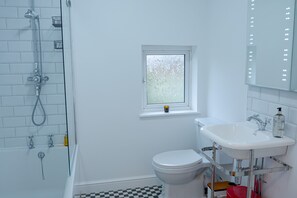 Secador de pelo, toallas, jabón, papel higiénico