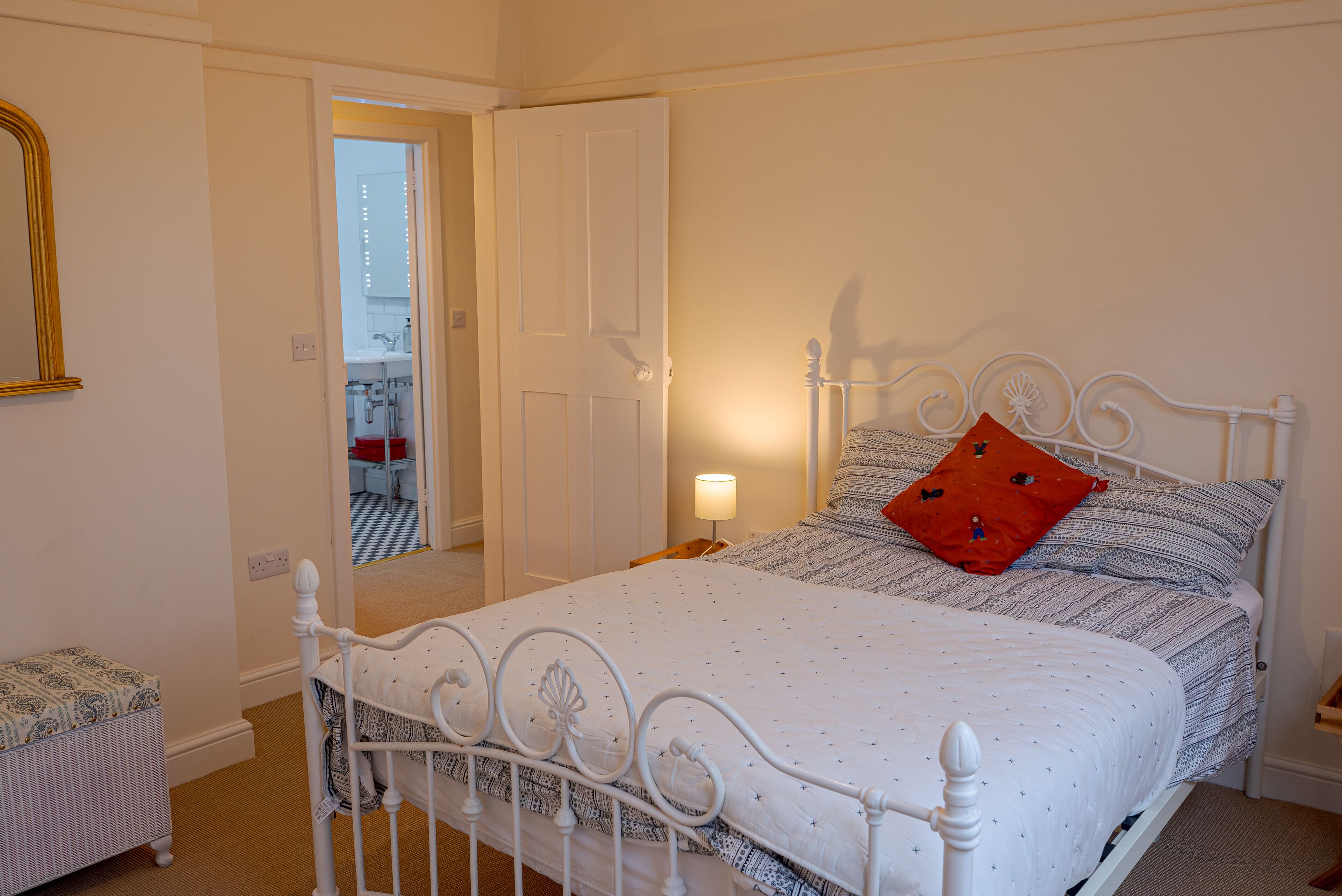 3 bedrooms, iron/ironing board, internet, bed sheets