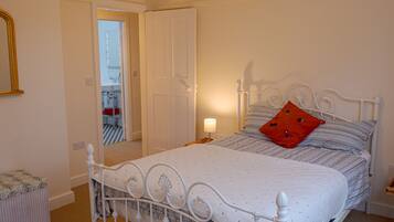 3 bedrooms, iron/ironing board, internet, bed sheets