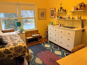 5 bedrooms, iron/ironing board, Internet, bed sheets