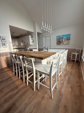 Dining - Semi-Ocean Front - Pet Friendly - Directly Across from Beach Access (Corolla)