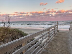 Beach nearby - Semi-Ocean Front - Pet Friendly - Directly Across from Beach Access (Corolla)