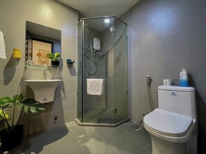Dusche, Haartrockner, Bidet, Handtücher