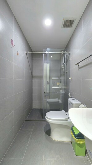 Dusche, Haartrockner, Bidet, Handtücher