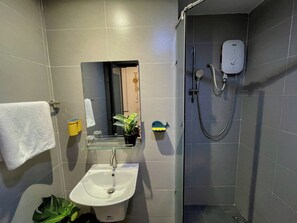Dusche, Haartrockner, Bidet, Handtücher