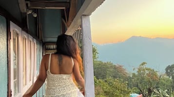 Habitación de lujo doble, balcón, vistas a la montaña | Espacio para trabajar con un portátil y wifi gratis