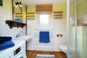 Dusche, Haartrockner, Handtücher, Seife
