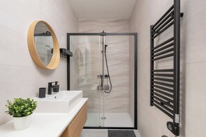 Shower, hair dryer, towels, soap - Casa BellaNika, Rakalj-Pula, 4-bedroom villa with the pool, 7 min from the beach (Rakalj)