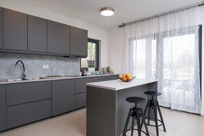 Fridge, microwave, oven, stovetop - Casa BellaNika, Rakalj-Pula, 4-bedroom villa with the pool, 7 min from the beach (Rakalj)