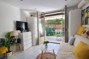 TV - Studio with garden on the Croisette - Quiet & rare in Cannes (Cannes)