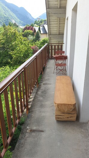 Outdoor dining - Large independent apartment (114m2) in detached house. (Saint-Jean-de-Maurienne)