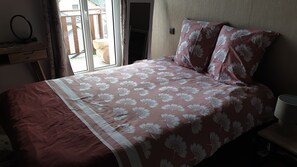 Iron/ironing board, bed sheets - Large independent apartment (114m2) in detached house. (Saint-Jean-de-Maurienne)