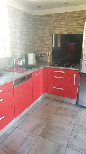 Private kitchen - Large independent apartment (114m2) in detached house. (Saint-Jean-de-Maurienne)