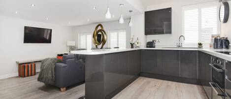 Køleskab, ovn, opvaskemaskine, køkkentøj/tallerkener/redskaber