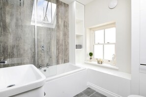 Suihku, hiustenkuivaaja