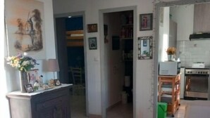 2 slaapkamers, een strijkplank/strijkijzer, gratis wifi, beddengoed