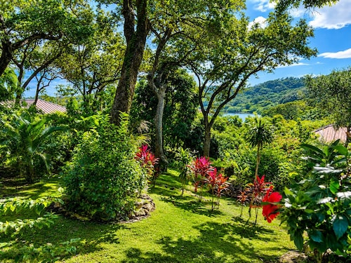 Dancing Oaks 3BR Tropical Retreat · Saltwater Pool · Private Dock
