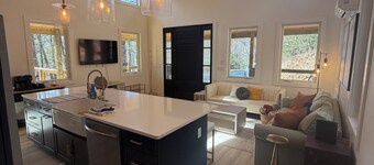 The Onyx- Walk to Falls, Hot Tub, Near Golf, Resort Access