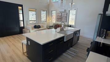 Een magnetron, een oven, een kookplaat, een vaatwasser