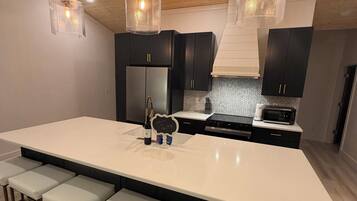 Four à micro-ondes, un four, surface de cuisson, lave-vaisselle