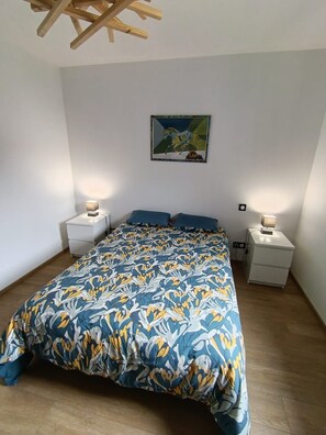 Iron/ironing board, Internet, bed sheets