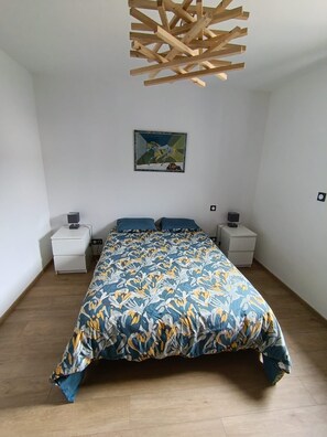 Iron/ironing board, internet, bed sheets