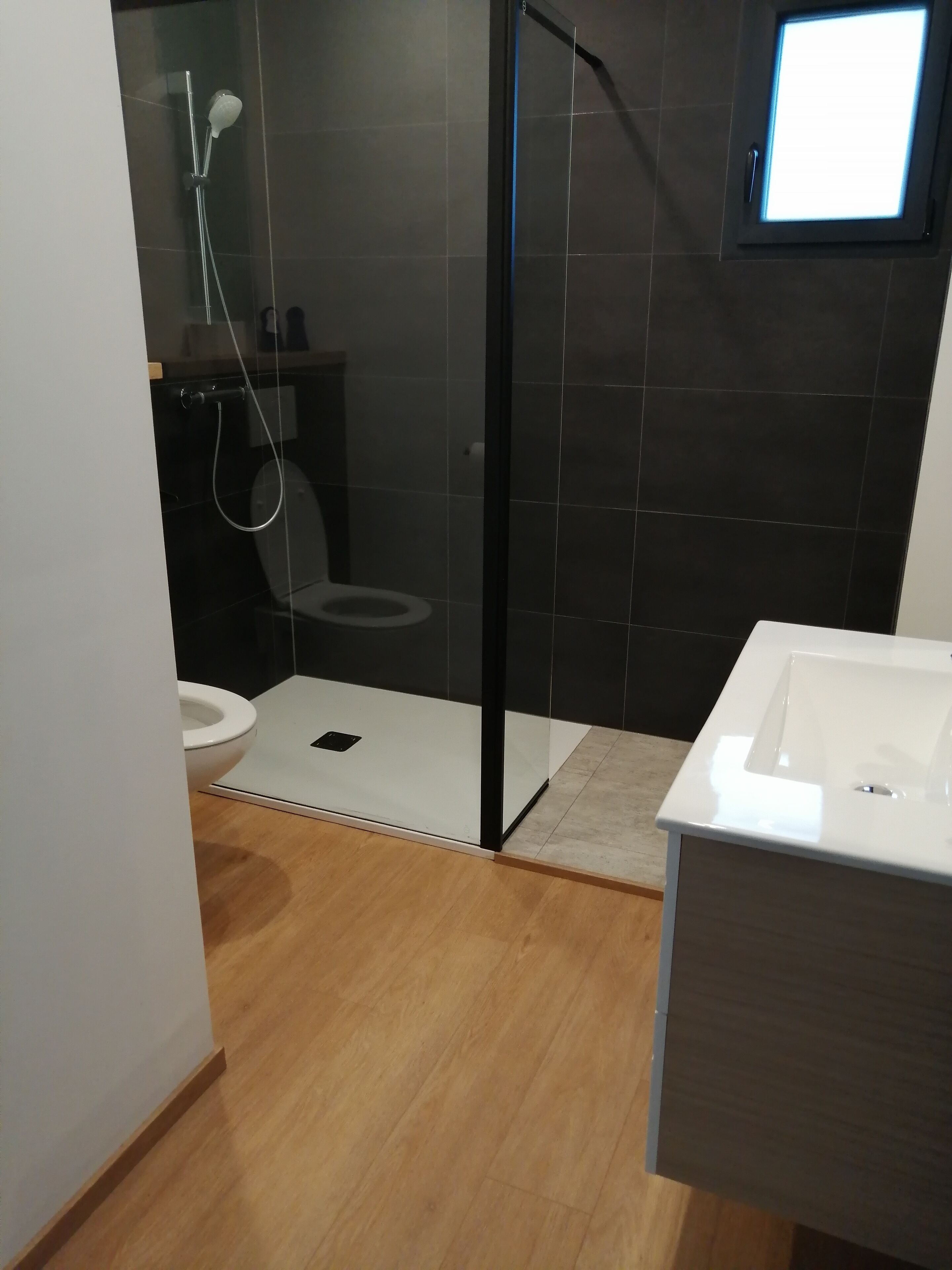 Douche, sèche-cheveux, serviettes fournies